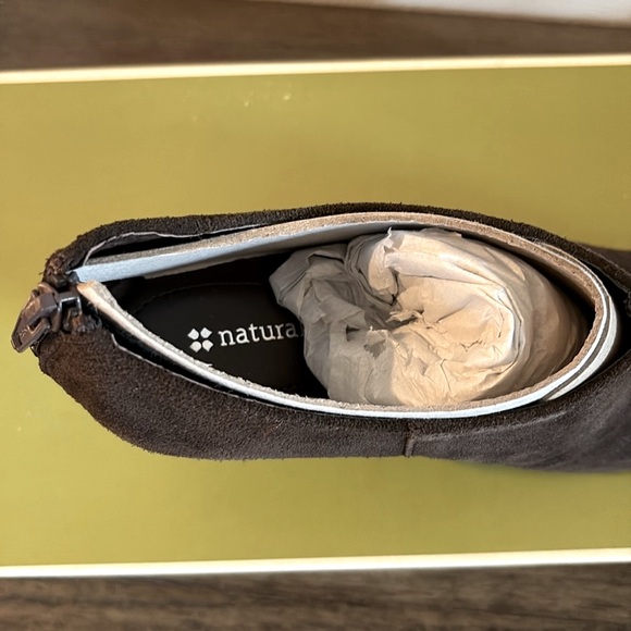 NIB [Naturalizer] Ella Dark Brown Taupe Suede Side Zip Wedge Heel Shoes Womens 9 - Picture 6 of 11